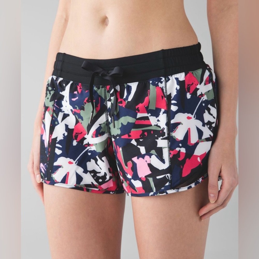 Lululemon Hotty Hot Short Pop Cut Boom Juice Multi / Black size 8